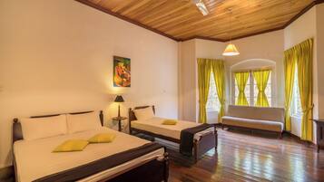 Kamar Double, pemandangan gunung | Meja kerja, setrika/meja setrika, dan tempat tidur bayi gratis