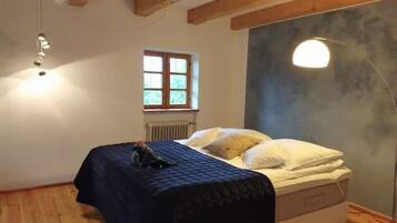 6 quartos, escrivaninha, berço de viagem, Wi-Fi de cortesia