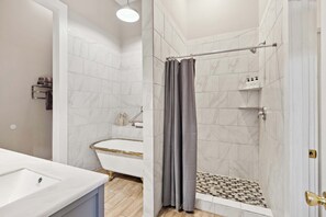 Douche, séchoir à cheveux, serviettes fournies, shampooing