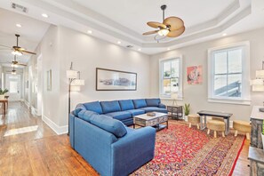 TV, offices - Stylish, Central Nola Getaway! Parking+Street Car (New Orleans)