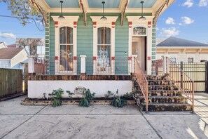 Exterior - Stylish, Central Nola Getaway! Parking+Street Car (New Orleans)