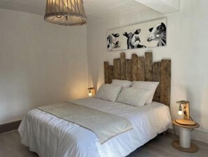3 bedrooms, travel cot, free WiFi, bed sheets