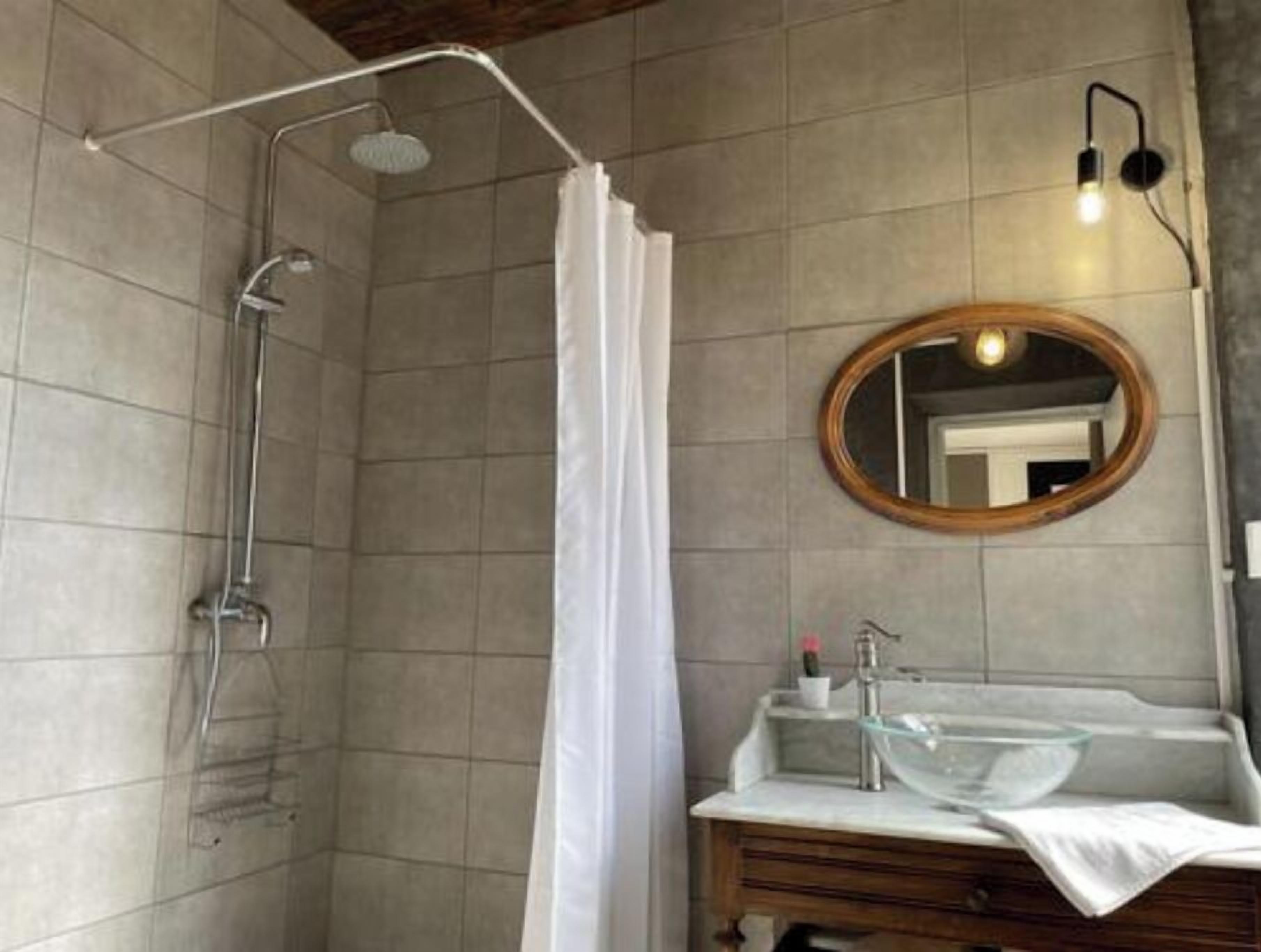 Serviettes fournies, papier toilette