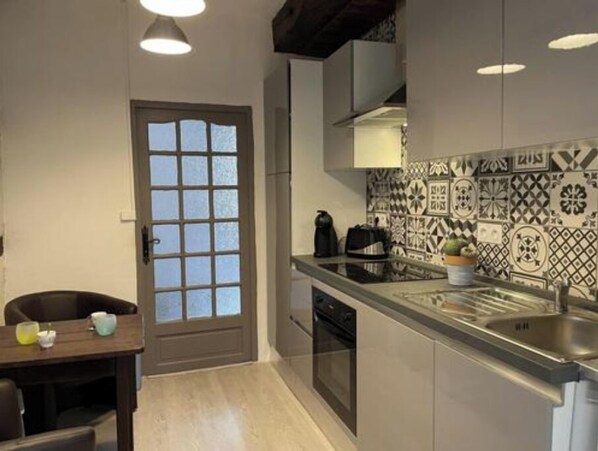 Geladeira, micro-ondas, fogão, cooktop