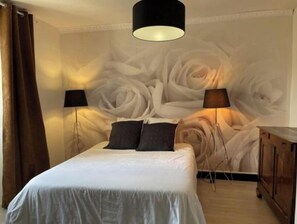 3 bedrooms, travel cot, free WiFi, bed sheets