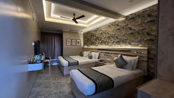 Kolmen hengen superior-huone, parveke | Egyptinpuuvillaiset lakanat, ylelliset vuodevaatteet, untuvapeitot