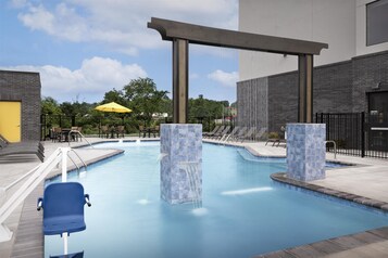 Piscine extérieure en saison