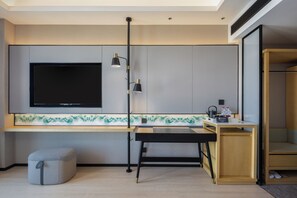 Suite – deluxe, 1 kingsize-seng | Dundyner, minibarvarer (inkludert), safe på rommet og skrivebord