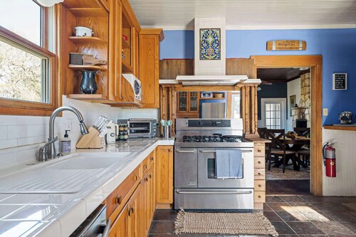 Historic 2 Bed Farmhouse: Firepit | Mountain Views