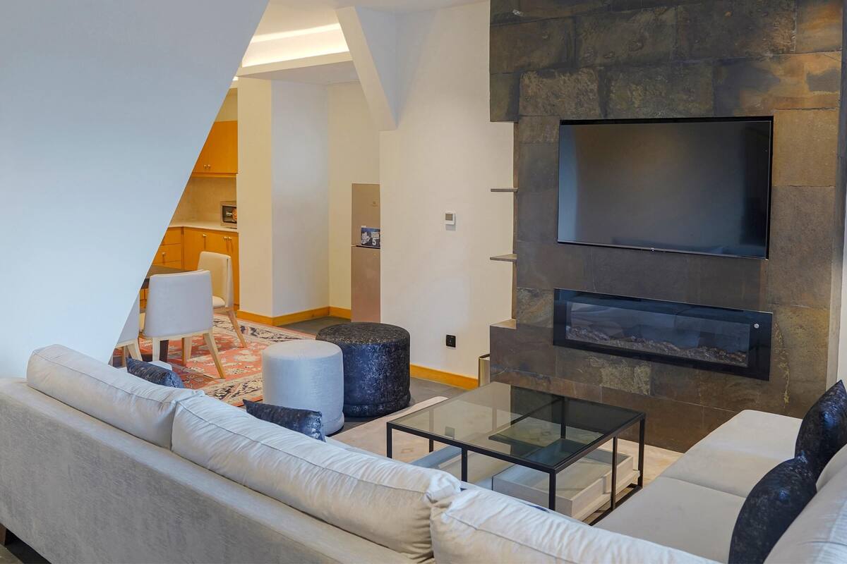 Superior chalet, 3 slaapkamers | Woonruimte | Een 55-inch smart-tv met digitale zenders
