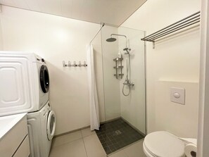 Căn hộ tiện nghi đơn giản | Phòng tắm | Buồng tắm vòi sen, máy sấy tóc, áo choàng tắm, khăn tắm 
