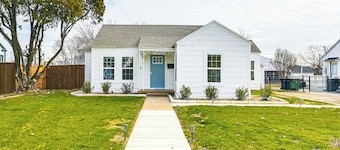 1 Block to Dallas Stadium! Home w/ Hot Tub!