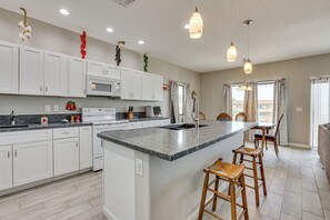Frigorífico, microondas, placa de cocina y lavavajillas