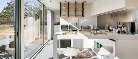 Refrigerador, microondas, cafetera y tetera y tostadora