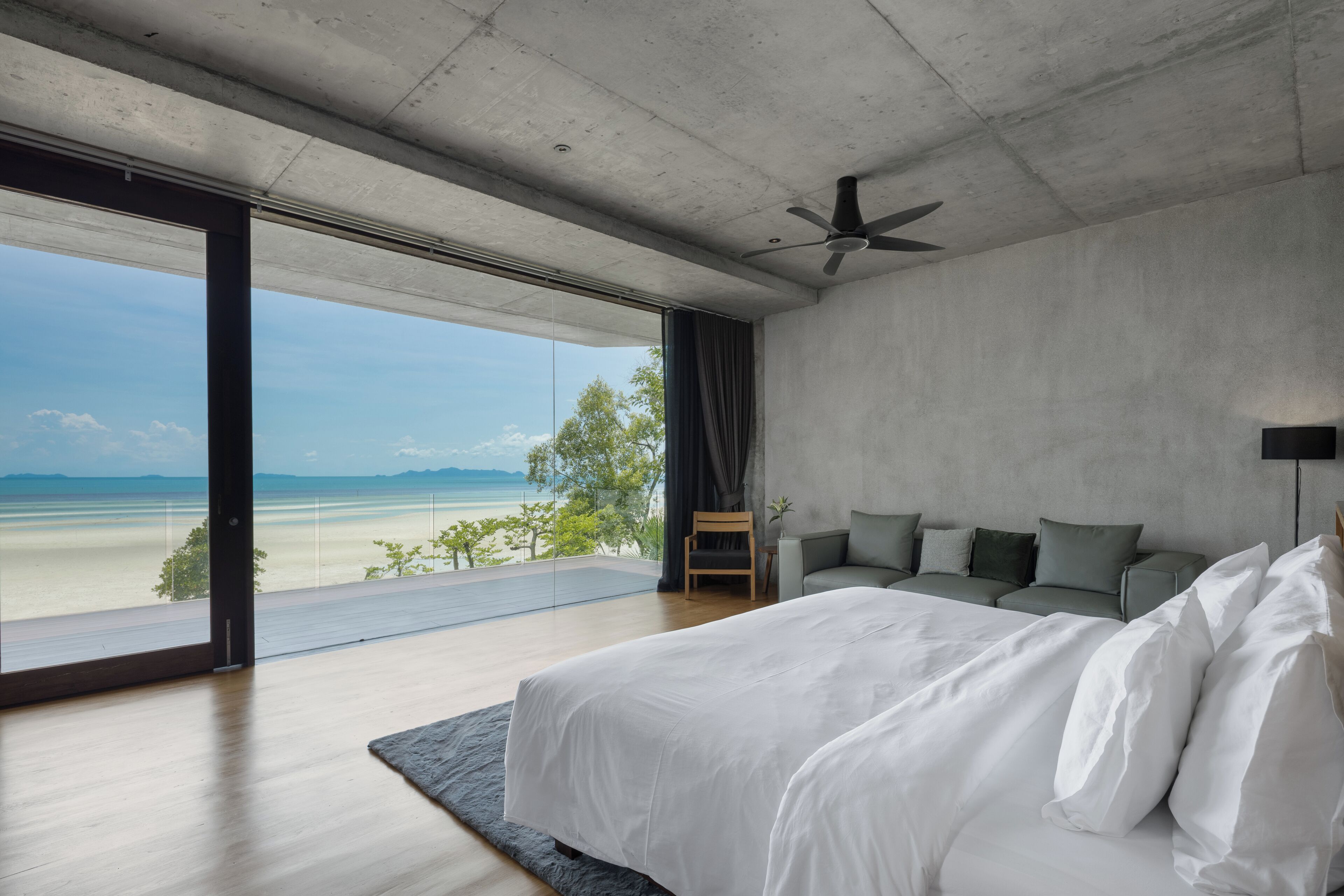 Panoramic Oceanfront Suite | Ilmaiset minibaarituotteet, tallelokero huoneessa, pimennysverhot