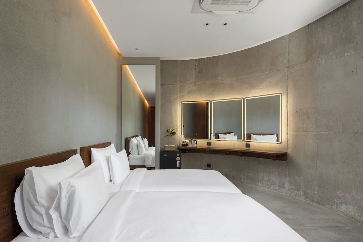 Deluxe Room, 2 Single Beds, Garden View | 1 bedroom, free minibar, in-room safe, blackout curtains