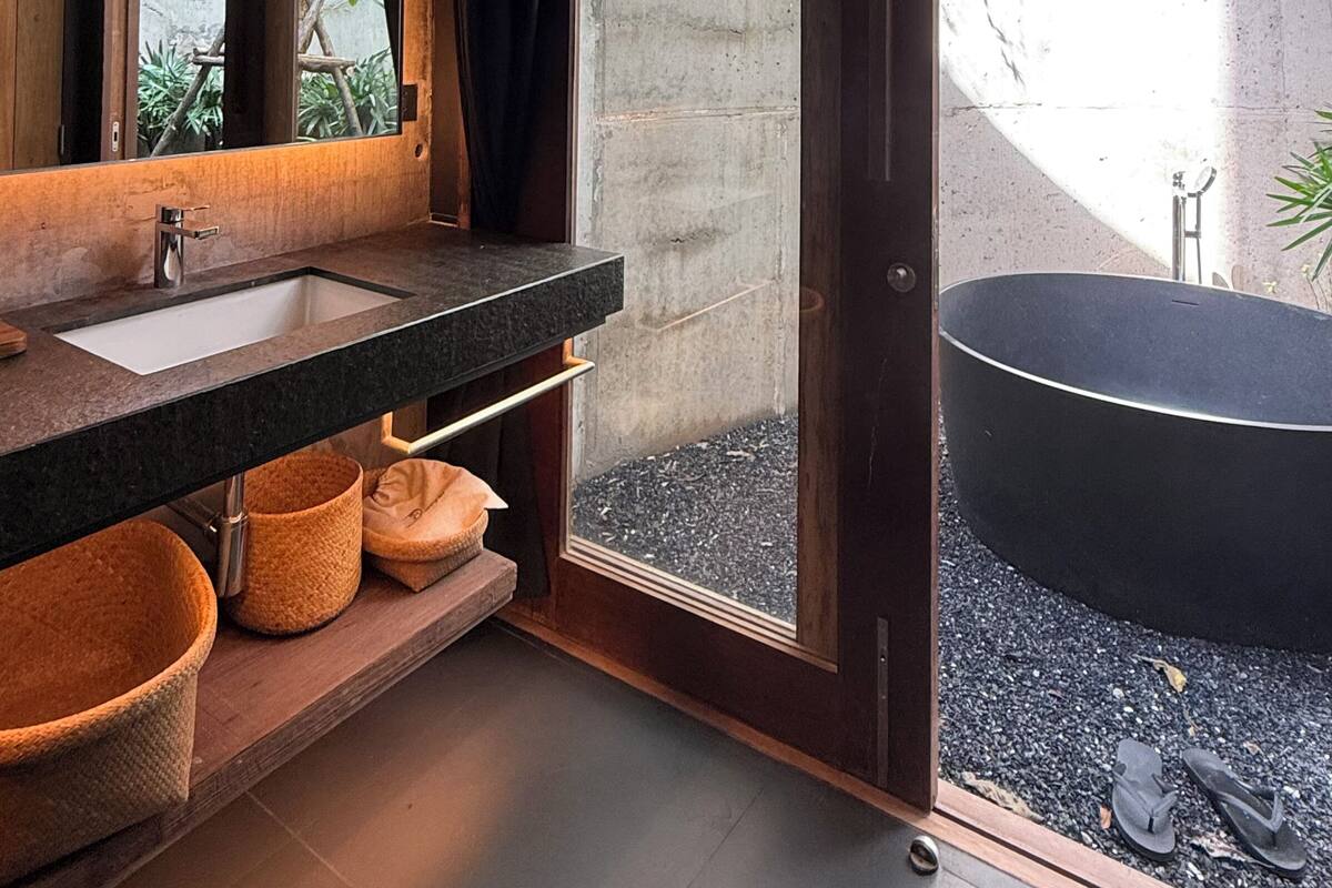 Deluxe King with Bathtub | 浴室 | 免費盥洗用品、吹風機、浴袍、拖鞋