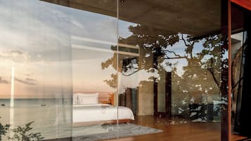 Panoramic Oceanfront Suite | Ilmaiset minibaarituotteet, tallelokero huoneessa, pimennysverhot