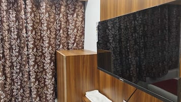 Egyptian cotton sheets, premium bedding, pillow-top beds, desk