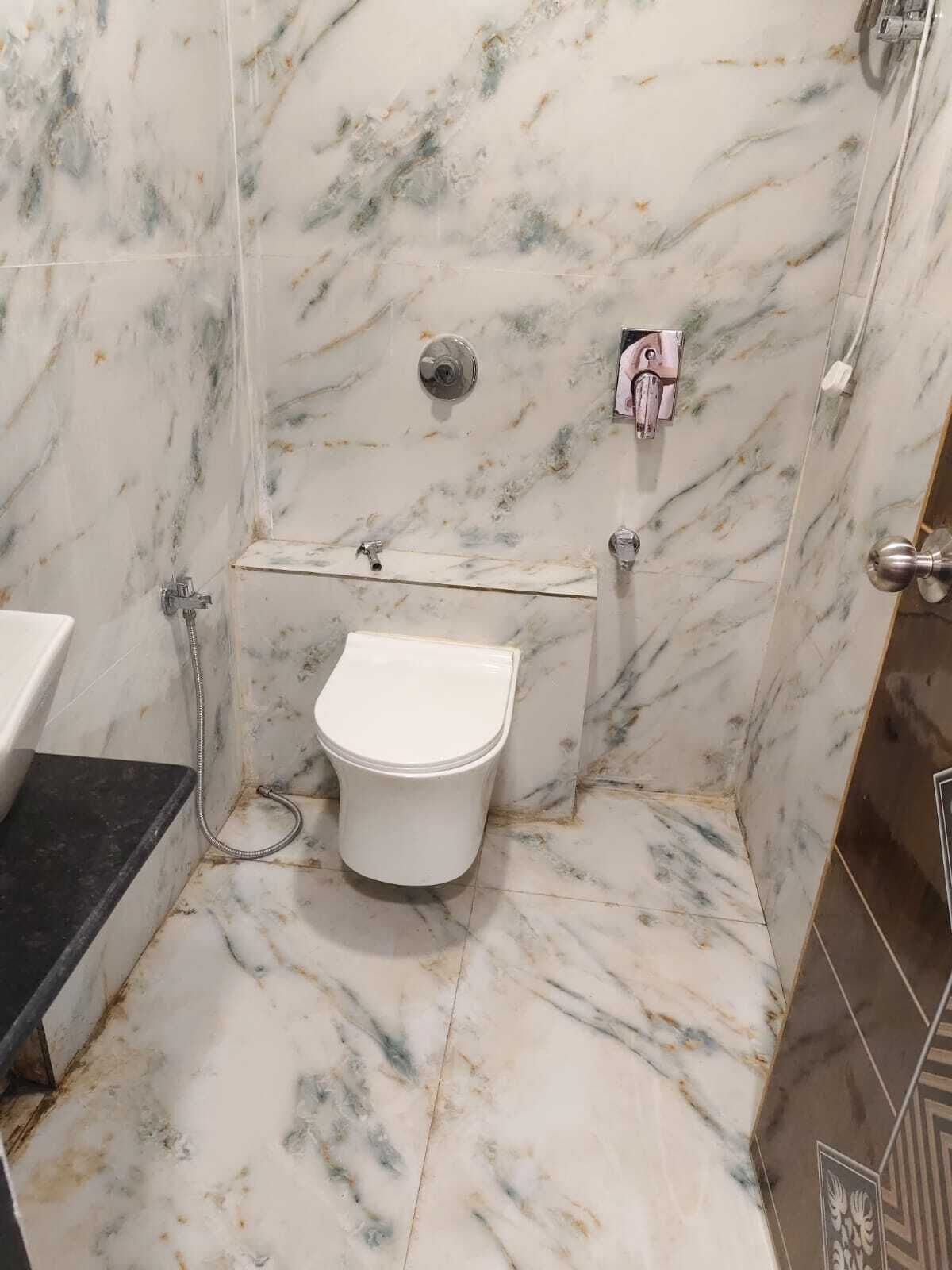 Une salle de bain avec des toilettes, une douche et un lavabo.
