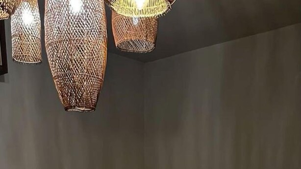 Ett modernt spa-rum med ett stort badkar, två massagebänkar och dekorativ belysning.