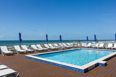 New Listing! Villa Lost Key| Pet Friendly| Private Beach Club| Two Pools| Tennis| Free Golf!|4 Bikes