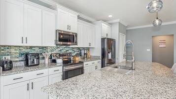 ثلاجة، ميكروويف، فرن، موقد طهي مسطح