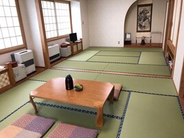 Quarto quádruplo família, para não fumantes | Cofres nos quartos, Wi-Fi de cortesia