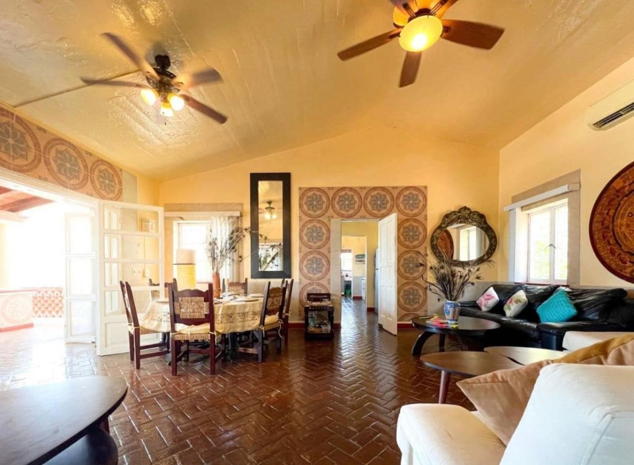 Cozy dinner room with open spaces and view to the ocean.