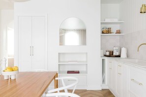 Køleskab, mikrobølgeovn, ovn, kogeplade