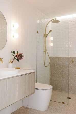 Shower, hair dryer, towels, soap - Good Soul Cottage – Cosy, Charming, and Steps from the City (Invermay)