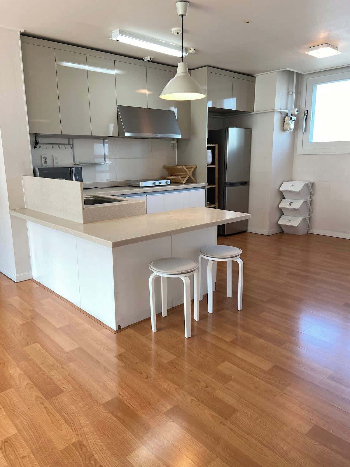 Geladeira, micro-ondas, cooktop, talheres/pratos/utensílios de cozinha