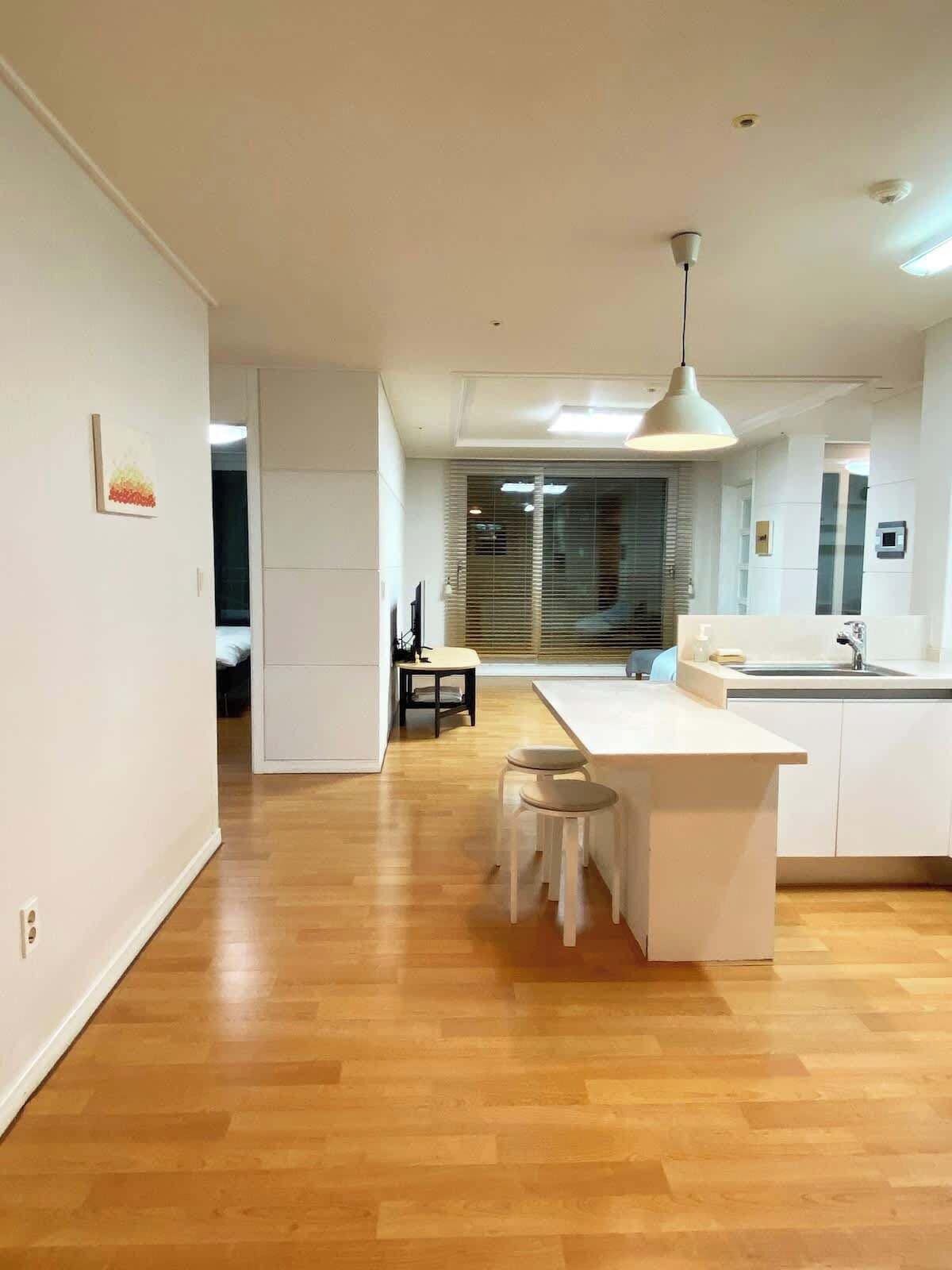 2 bedrooms, iron/ironing board, WiFi