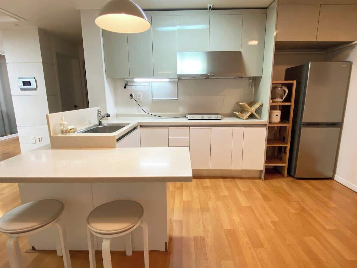 Fridge, microwave, stovetop, cookware/dishes/utensils