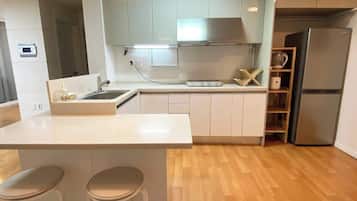 Fridge, microwave, stovetop, cookware/dishes/utensils