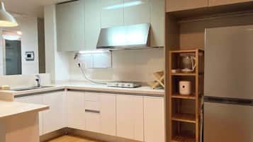 Fridge, microwave, stovetop, cookware/dishes/utensils