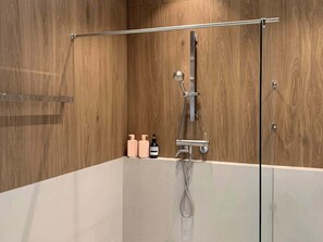 Shower, hair dryer, towels, shampoo
