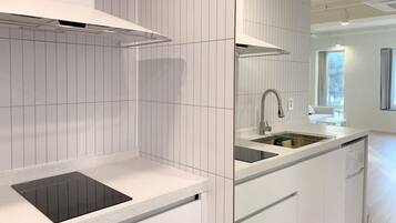 Refrigerador, parrilla de estufa y tetera eléctrica