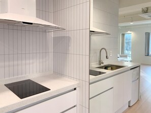 Fridge, stovetop, electric kettle, cookware/dishes/utensils - KSPO, Asan Hospital, Olympic park, Spacious studio (Seoul)
