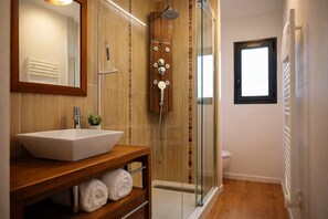 Shower, hair dryer, towels