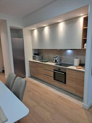 Fridge, microwave, dishwasher, coffee/tea maker