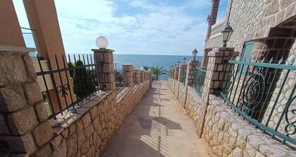 Deux maisons avec vue sur la mer