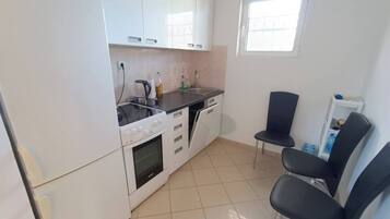 Køleskab, opvaskemaskine, køkkentøj/tallerkener/redskaber