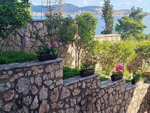 Property grounds - Family apartment with a sea view (Šušanj)