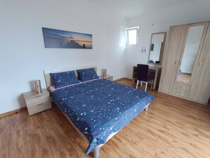 1 bedroom, iron/ironing board, internet, bed sheets - Spacious apartment with sea view (Šušanj)