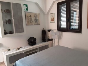 2 habitaciones, tabla de planchar con plancha y cuna de viaje 