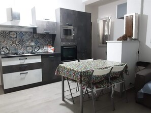 Køleskab, mikrobølgeovn, ovn, kogeplade