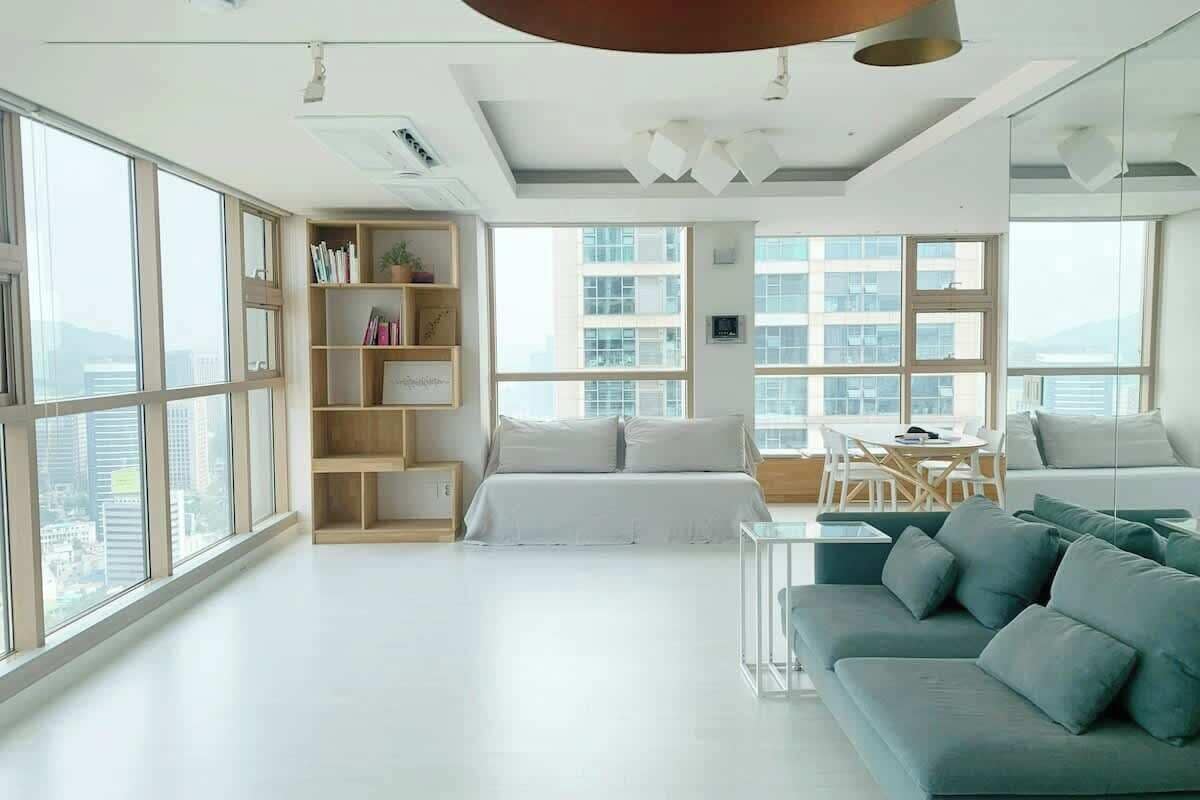 Télévision, livres, espaces bureaux