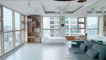 Télévision, livres, espaces bureaux