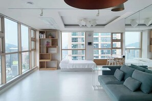 テレビ、書庫、書斎 / ワークスペース